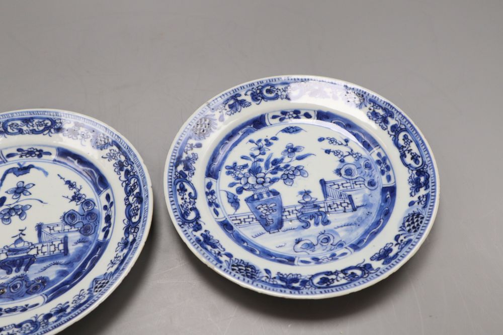A pair of Chinese Kangxi export blue and white dishes, diameter 16.5cm